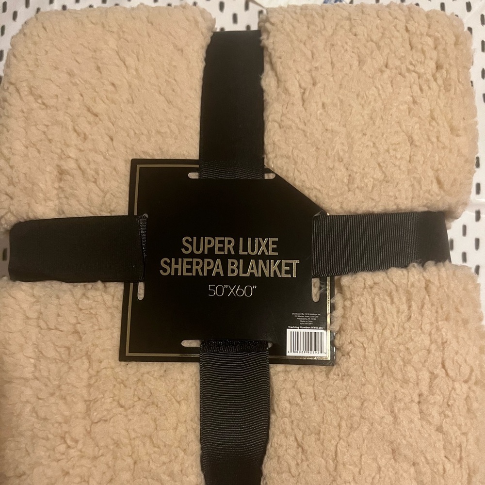 SHERPA BLANKET SUPER LUXE 50x60 BEIGE SNUGGLY/SOFT CUDDLY 100% POLYESTER NIP